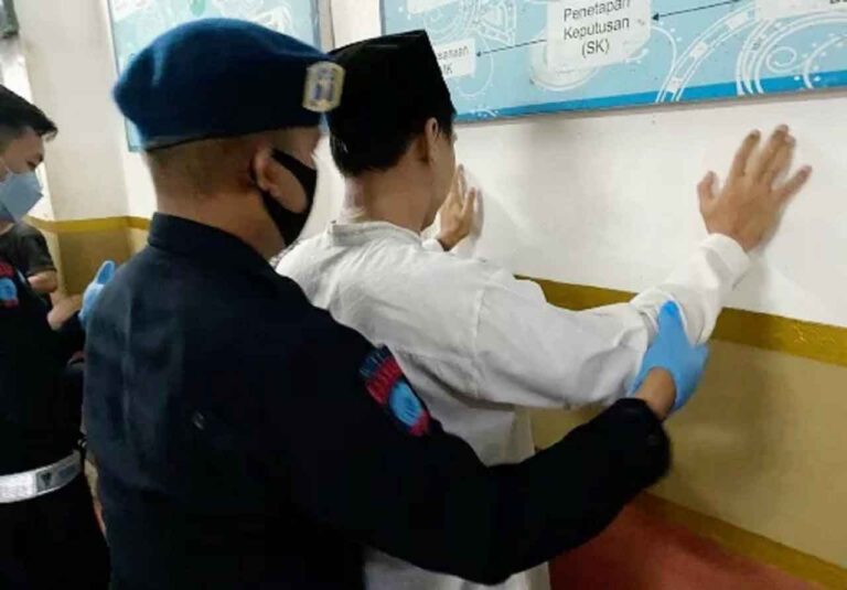 Petugas Lembaga Pemasyarakatan (Lapas) Khusus Kelas IIA Gunung Sindur menggelar inspeksi mendadak
