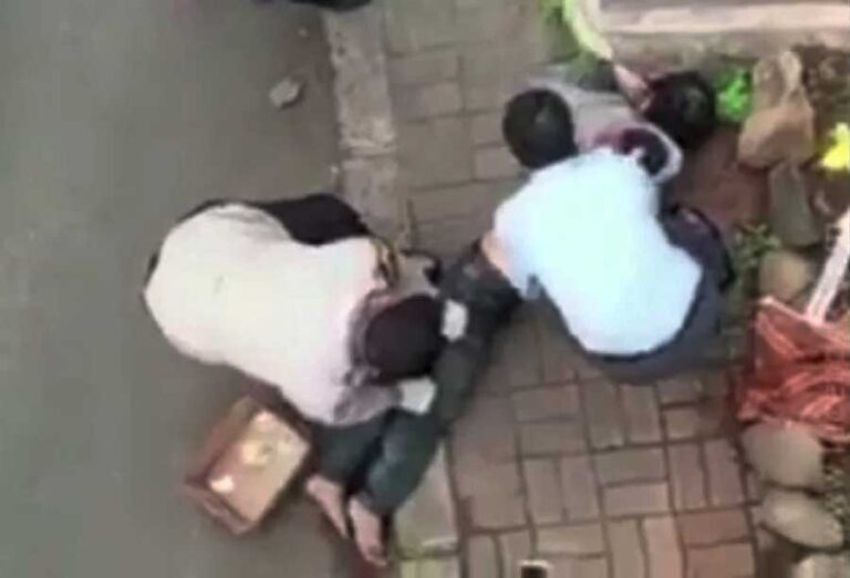 Seorang pria tanpa identitas tewas usa lompat dari atas jembatan penyebrangan orang (JPO) di Jalan
