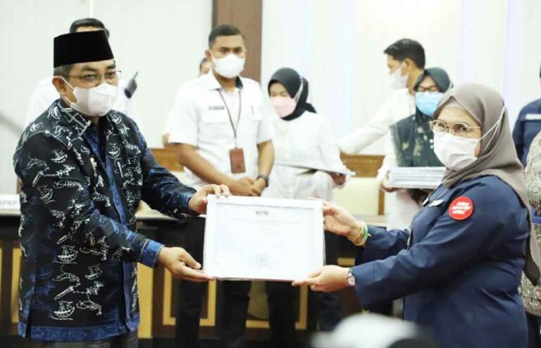 Bupati Drs. H. Anwar Sadat menerima tiga Piagam Penghargaan dari KPK yang diserahkan langsung oleh Wakil Ketua KPK RI