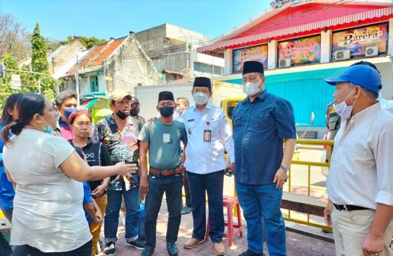 Anggota DPRD DKI Jakarta Abdul Azis Muslim menghimbau pedagang untuk tertib dan mematuhi setiap peraturan yang ada. Hal itu ia
