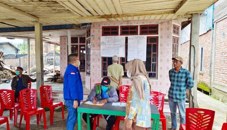 Anggota DPRD Tanjab Barat dari Partai Demokrat Jamal Darmawan, Sie terjun langsung membagikan bantuan bagi warga terdampak musibah