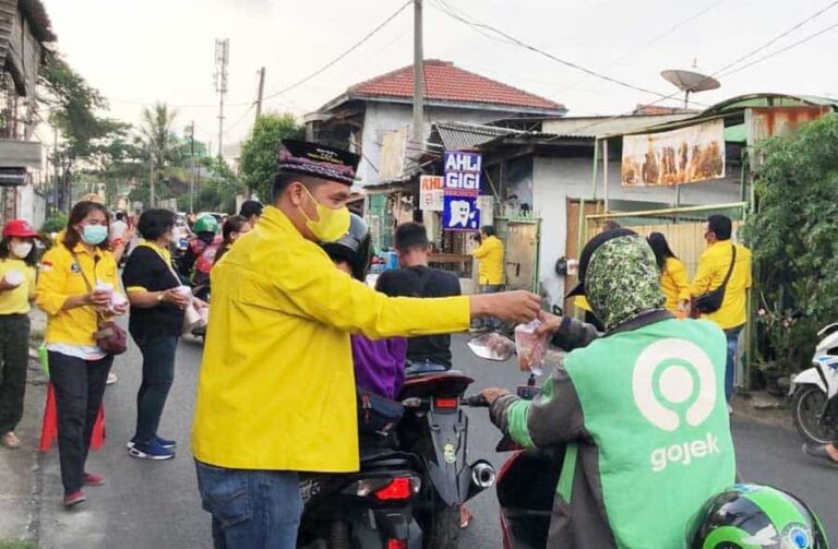 Sahabat Ronal Sihotang (Sahro) mengadakan kegiatan bagi-bagi takjil didepan rumah Sahro di Jalan Raya Prepedan Nomor 3, RW.13,