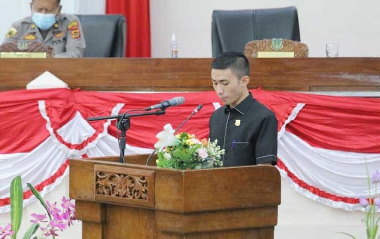 Juru bicara Fraksi PDI-P DPRD Tanjabbar Satria Tubagus Rian Hermawan menyatakan sikap setuju terhadap LKPJ Bupati TA. 2021.
