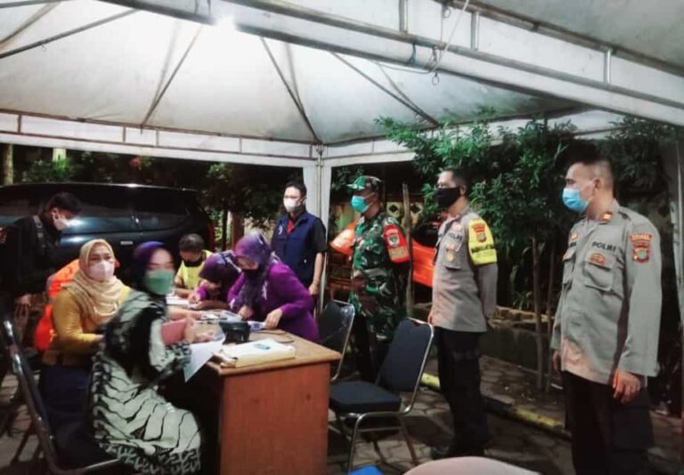 Polsek Kalideres Gelar Vaksinasi Booster Malam Hari di Kelurahan Semanan
