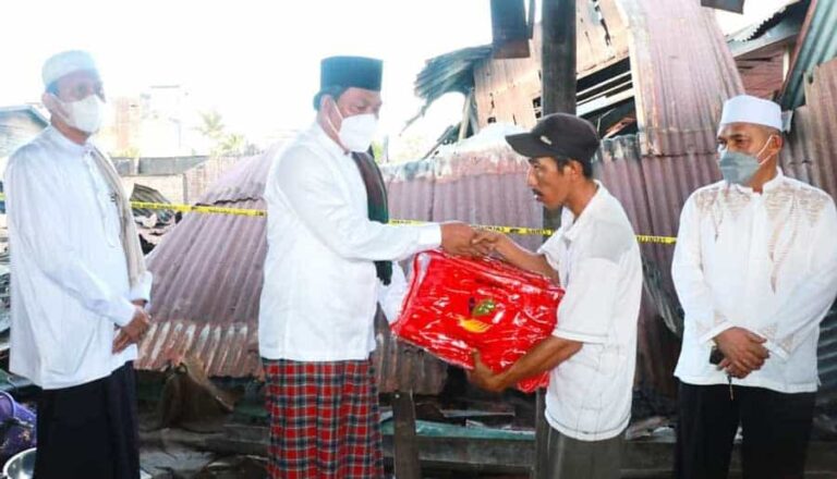 Kebakaran di Tungkal Harapan yang terjadi pada Jum’at siang sekitar pukul 12.15 tersebut, menghanguskan 4 rumah, 4 bedeng, serta
