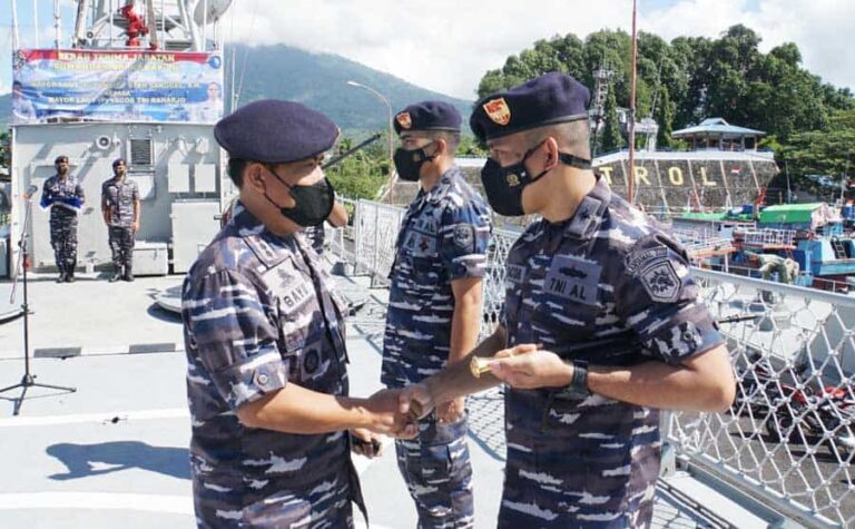 Sertijab Komandan KRI Kakap-811 tersebut diawali dengan pembacaan Surat Keputusan Kepala Staf Angkatan Laut, dilanjutkan dengan