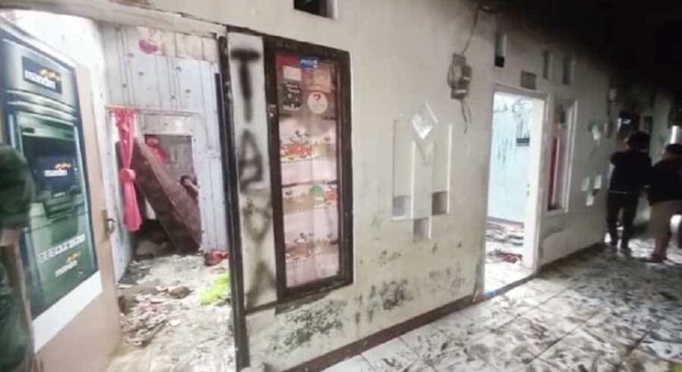 Kepada pemilik gudang kimia di Semanan tersebut para korban menuntut agar segera diberikan ganti rugi karena tempat tinggal dan aset barang berharga mereka yang ludes dilalap si jago merah.
