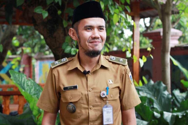 Semua bantuan sudah didrop di mushola di RT 12 RW 8, Semanan. Masih ada sebanyak 8 KK yang mengungsi, kata Lurah Semanan Bayu.