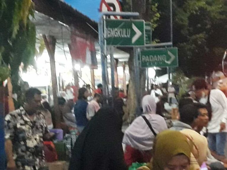 Kepala Terminal Kalideres Revi Zulkarnaen menerima kunjungan Menteri Perhubungan (Menhub) RI Budi Karya Sumadi di terminal kalideres