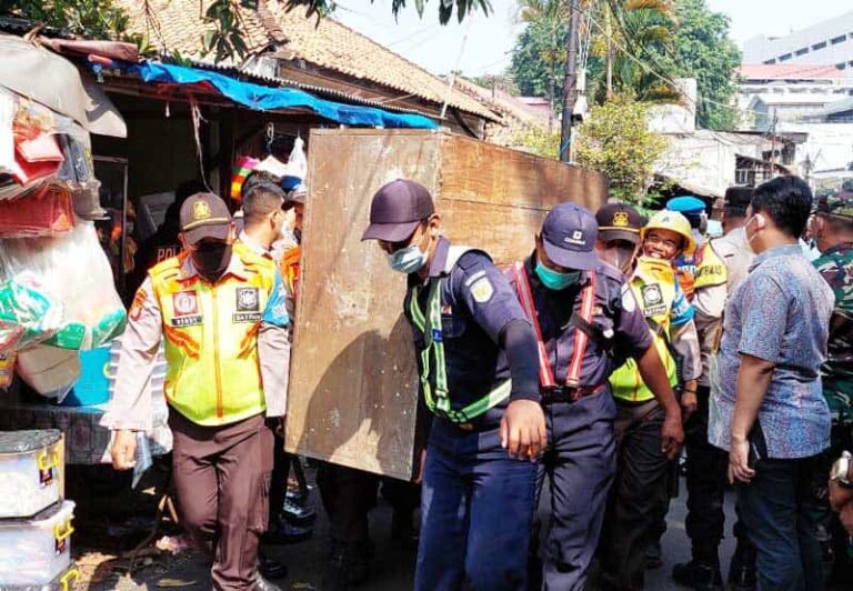 Kepala Humas PT KAI Daop 1 Jakarta Eva Chairunisa menyampaikan terkait penertiban rumah warga dekat jalur kereta api di Jalan Ceylon