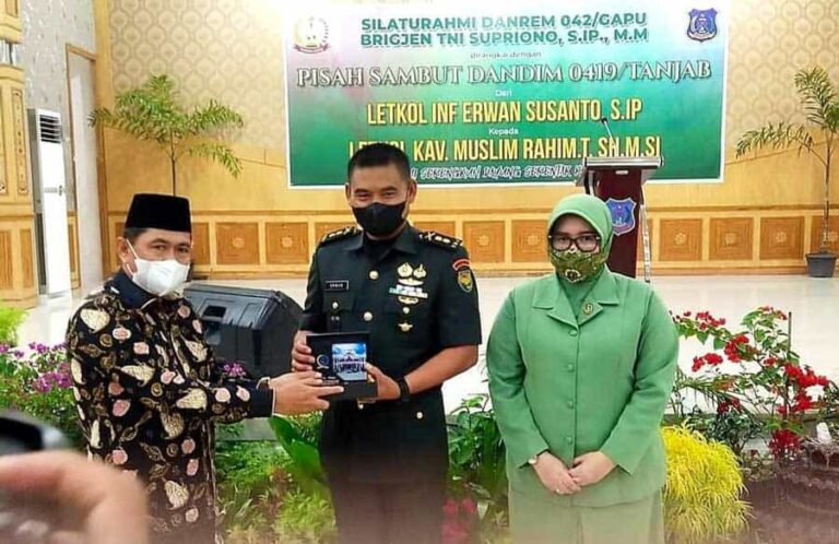 Pindah tugas ditempat baru, Dandim 0419/Tanjab, Letkol Inf Erwan Susanto mendapat apresiasi dari Ketua DPRD Tanjabbar H. Abdullah.