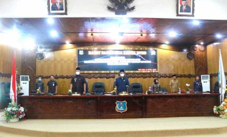Wakil Bupati Tanjung Jabung Barat Hairan, menghadiri rapat paripurna Kedua DPRD Tanjab Barat dalam rangka penyampaian pandangan umum