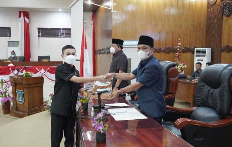 Wakil Bupati Tanjung Jabung Barat Harian memimpin jalannya Rapat Paripurna Kedua Dewan Perwakilan Rakyat Daerah (DPRD) Kabupaten