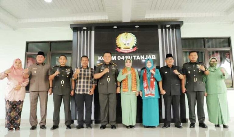 Bupati Tanjung Jabung Barat Drs. H. Anwar Sadat berharap setelah selesainya renovasi gedung Kodim 0419/Tanjung Jabung dapat menambah