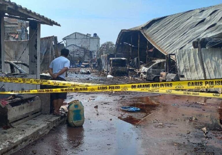 Kerusakan rumah warga yang terdampak akibat kebakaran gudang kimia di wilayah RT 02 RW 08, Kelurahan