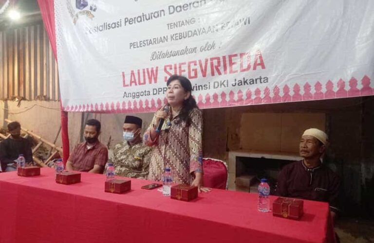 Anggota DPRD DKI Jakarta dari Fraksi PDI Perjuangan, Lauw Siegvrieda menggelar sosialisasi Perda di Semanan, Jalan Pintu Air, RT 10 RW 08,