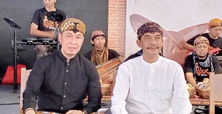 Festival Kudus dibuka sejak Sabtu pagi pukul 07.00 WIB. Sejak dibuka, sudah terlihat respons positif dari warga yang datang mengunjungi dan