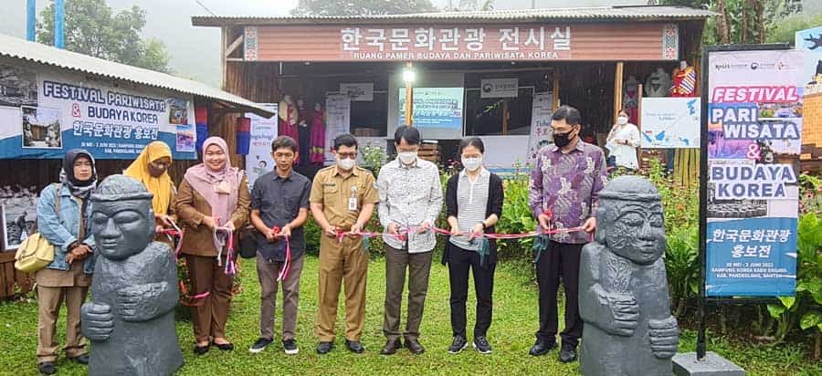 Kampung Korea Kadu Engang dibuka sebagai taman wisata bertemakan Korea yang pertama di Banten pada tahun 2020. Namun, ada beberapa