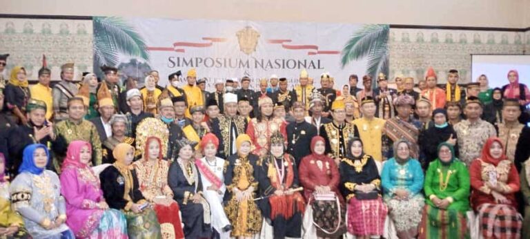 Lembaga Komunikasi Pemangku Adat Seluruh Indonesia (LKPASI) yang merupakan organisasi adat yang didirikan raja-raja khusus untuk