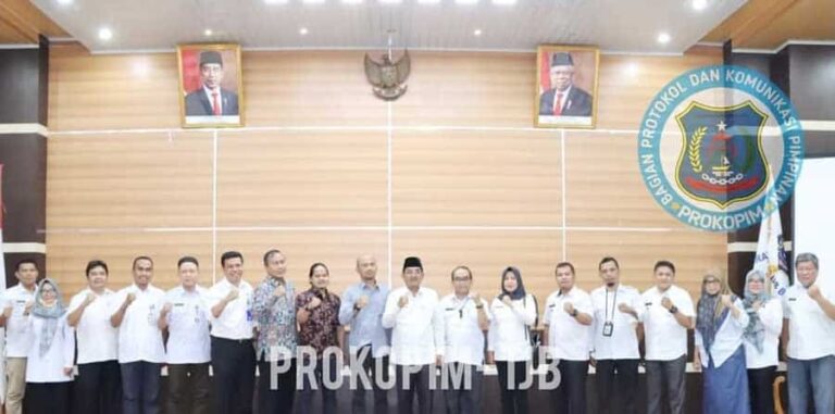 Bupati Tanjung Jabung Barat, Drs. H. Anwar Sadat, meminta pihak-pihak terkait mencari solusi mengatasi permasalahan banjir yang menggenangi
