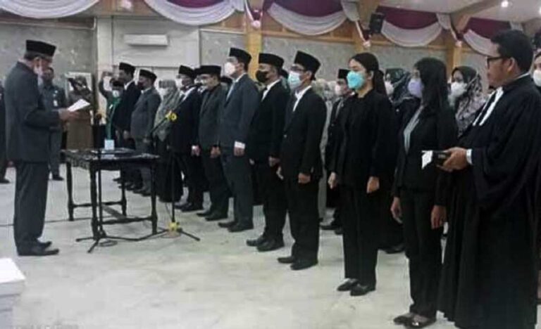 Bupati Tanjung Jabung Barat (Tanjabbar) Drs. H. Anwar Sadat, kembali melakukan perombakan pejabat eselon III dan IV dilingkungan
