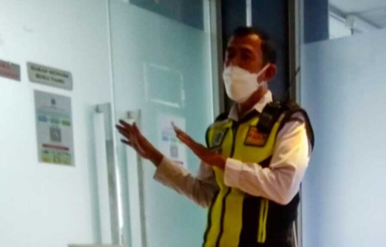 Seorang security Dinas Perumahan DKI (DPRKP) diduga telah melakukan tindak arogansi terhadap wartawan media online saat hendak