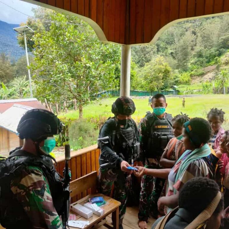 Satgas Kodim Yonif 408/SBH Berikan Layanan Kesehatan Masyarakat Papua