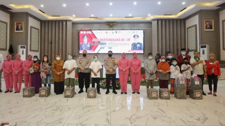 Sambut HUT Bhayangkara ke 76 Polda Jatim Gelar Baksos