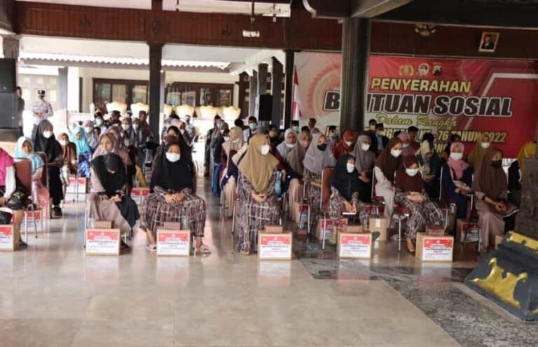Polres Pekalongan Serahkan Ratusan Paket Bansos Religi