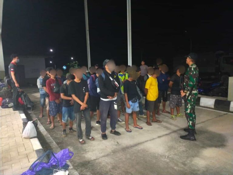 Satgas Pamtas Yonarmed 19/Bogani Amankan 43 PMI Non Prosedural