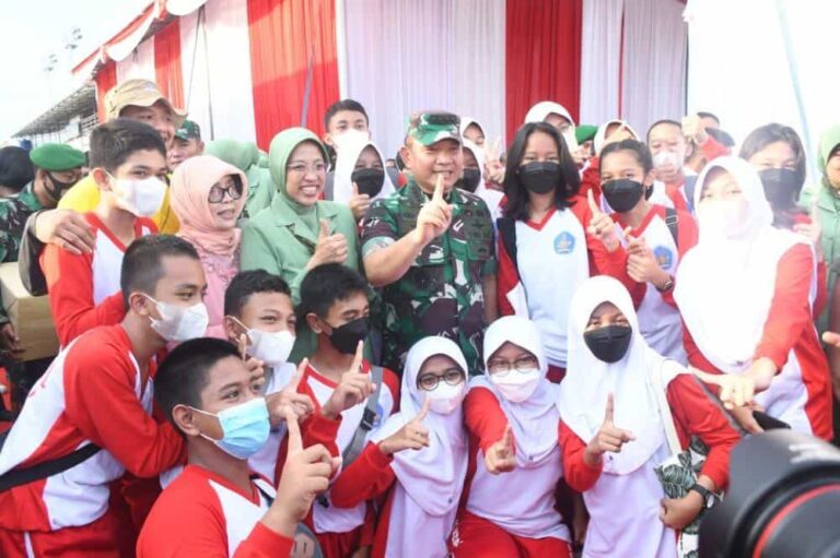 Momen Indah Kasad Sapa Anak-Anak Sekolah dan Berswafoto Bersama