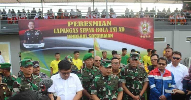 Danrem 071/Wijayakusuma Dampingi Kasad Resmikan Lapangan Sepak Bola