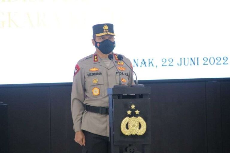 Peringati Hari Bhayangkara, Polda Kalbar Gelar Tradisi Upacara Pencucian Pataka