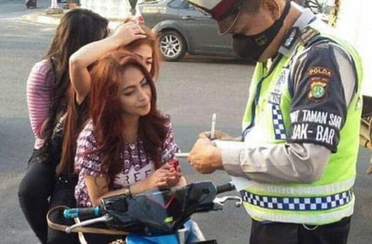 Mulai hari ini Senin 13 Juni hingga 26 Juni 2022, Korlantas Polri menggelar Operasi Patuh 2022 serentak di seluruh Indonesia. Masyarakat diminta