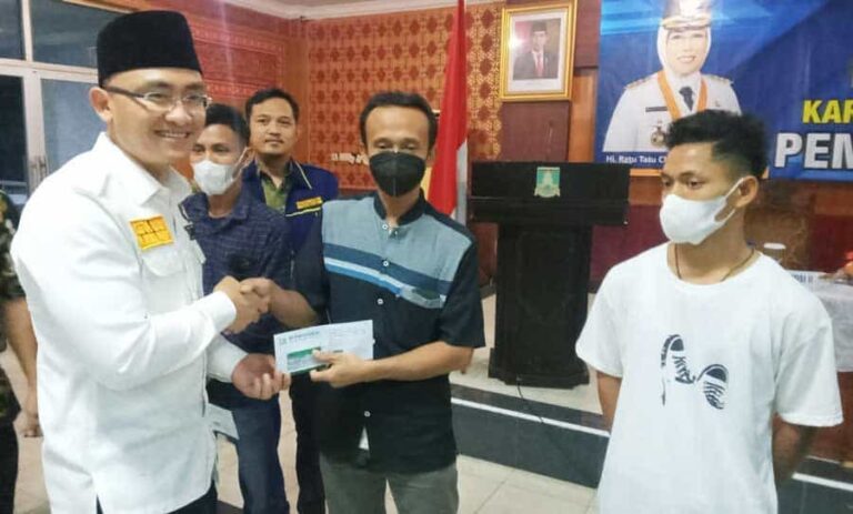 Andika Hazrumy membagikan BPJS Kesehatan gratis kepada masyarakat di Kabupaten Serang. Bantuan BPJS gratis itu merupakan yang kedua