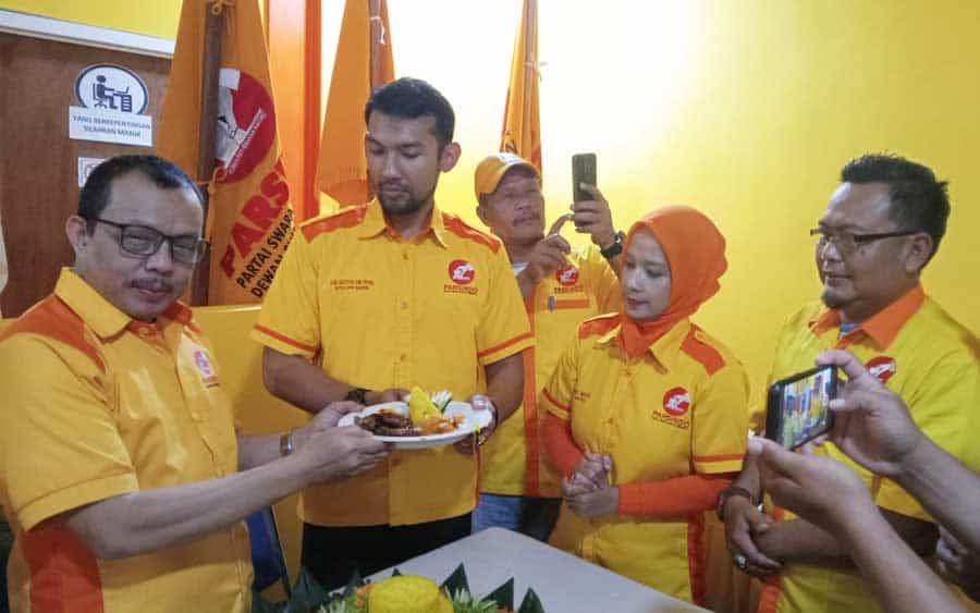 Ketua Umum Partai Parsindo Drs. HM. Jusuf Rizal meresmikan kantor DPW Parsindo Banten yang berlokasi di Jl. Raya Pandeglang Km. 3 link