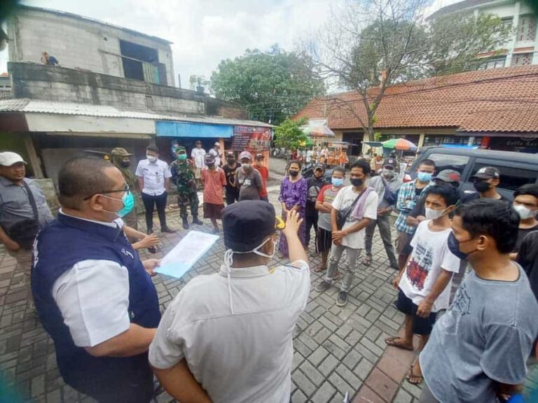 Petugas gabungan Kelurahan Semanan melakukan penghalauan pedagang kaki lima (PKL) gerobak yang kerap berjualan di atas trotoar atau