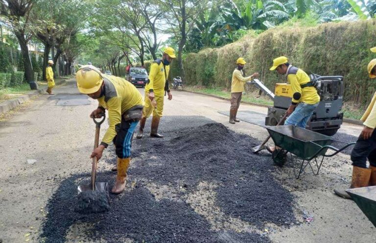 Jalan Dharma Permai Blok C1, RW 012, Kelurahan Semanan sedang dilakukan perbaikan jalan oleh Satpel Bina Marga Kecamatan Kalideres