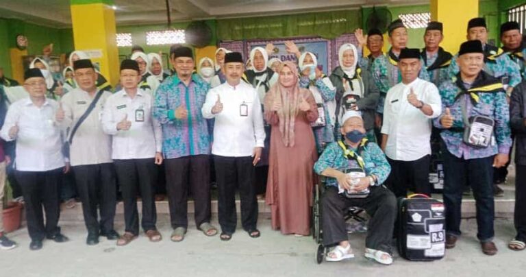 Wali Kota Jakarta Barat Yani Purwoko melepas 27 calon jamaah haji kloter 14 rombongan 9 dari Kelompok Bimbingan Ibadah Haji dan Umrah