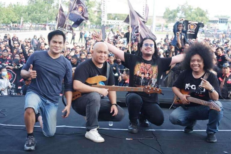 Dalam aksi panggungnya Band Advorock sukses menghibur penonton di acara 1st Anniversary GMPI. Selama penampilan mereka, penonton yang
