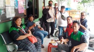 Forum Pimpinan Redaksi Nasional DKI Jakarta Gelar Operasi Minyak Goreng Curah 2500 Botol di Semanan Forum Pimpinan Redaksi Nasional DKI Jakarta Operasi pasar gerai minyak goreng curah CP 10 bersubsidi pemerintah ini merupakan aksi perdana Forum Pimpinan Redaksi Nasional DKI Jakarta
