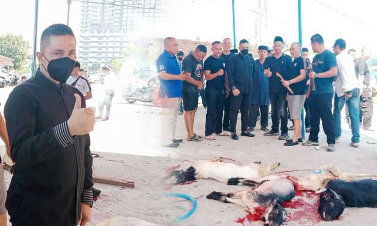 Kasudishub Jakbar Muslim pada perayaan Idul Adha tahun 2022 memotong hewan kurban sebanyak 1 sapi dan 5 kambing dan kesemuanya