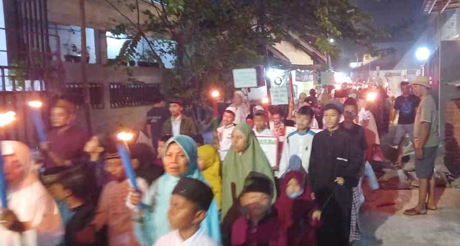 10 majelis taklim RW 007 Rawa Bengkel, Kelurahan Cengkareng Barat, melakukan kegiatan pawai obor keliling memperingati Tahun Baru 1