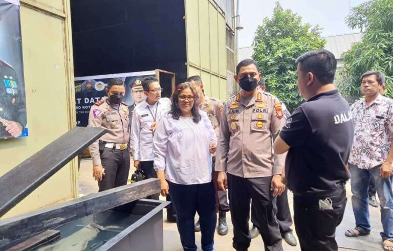Kapolres Metro Kota Tangerang, Kombes Pol. Zain Dwi Nugroho mengunjungi salah satu perusahaan Workshop Dalang (Daur Ulang) yang berada