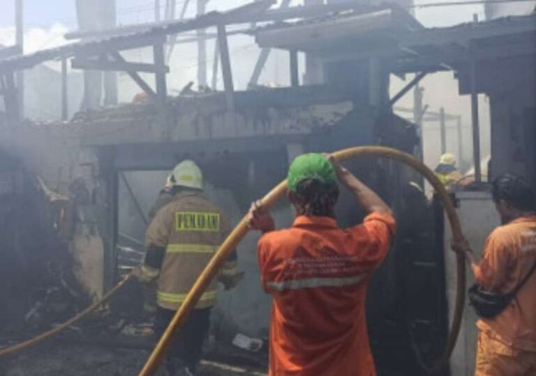 Kebakaran Dua Rumah di Inspeksi Kali Sunter Jakut
