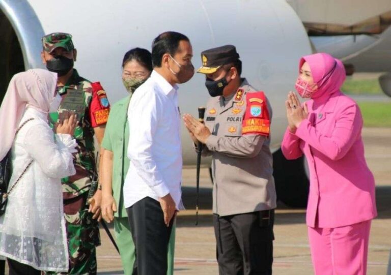 Kapolda Kalbar Beserta Ketua Bhayangkari Dampingi Presiden Jokowi Resmikan Pelabuhan Kijing
