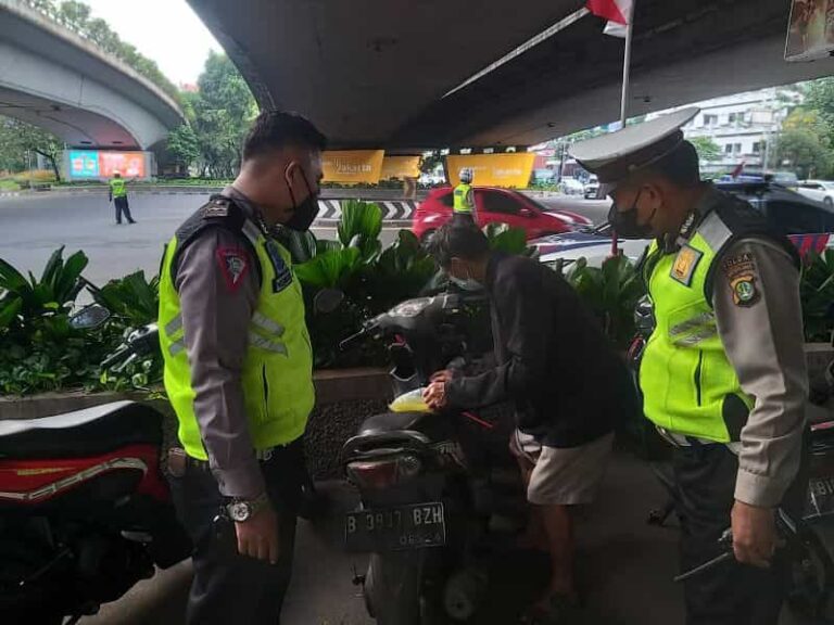 Satlantas Jakarta Barat Antar Lansia Pulang