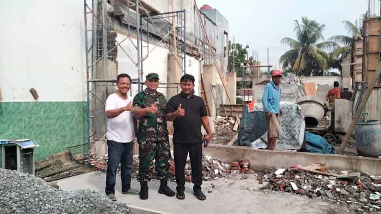 Jumat Berkah, Koramil Pondok Gede Berikan Bantuan Bahan Bangunan