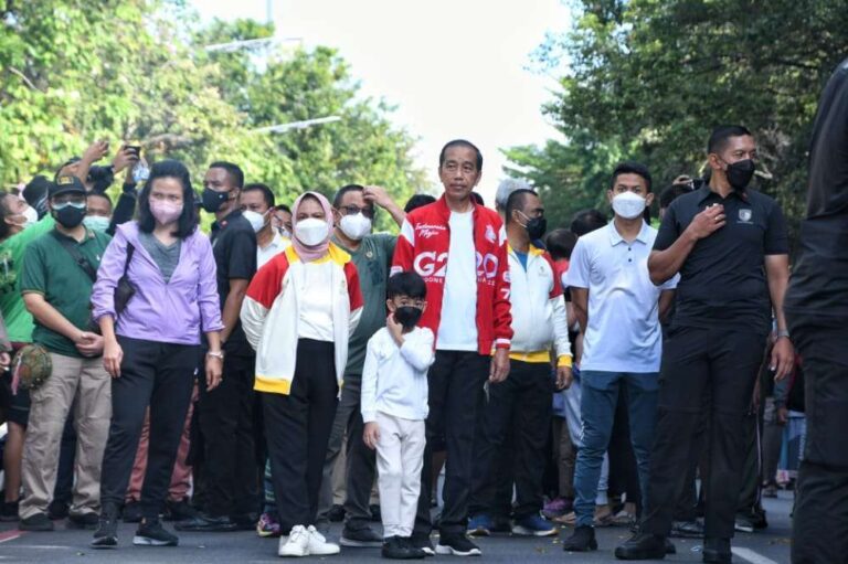 Presiden Jokowi Car Free Day Didampingi Pangdam IV/Diponegoro di Solo