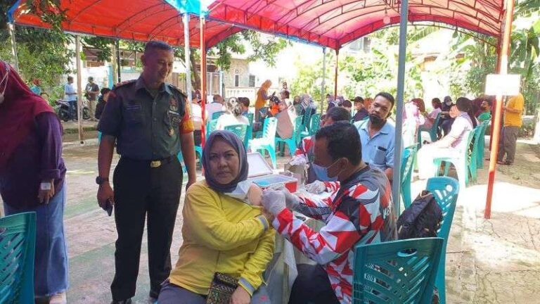 Pulih Lebih Cepat, Bangkit Lebih Kuat, Koramil Cipayung Kembali Gelar Vaksinasi